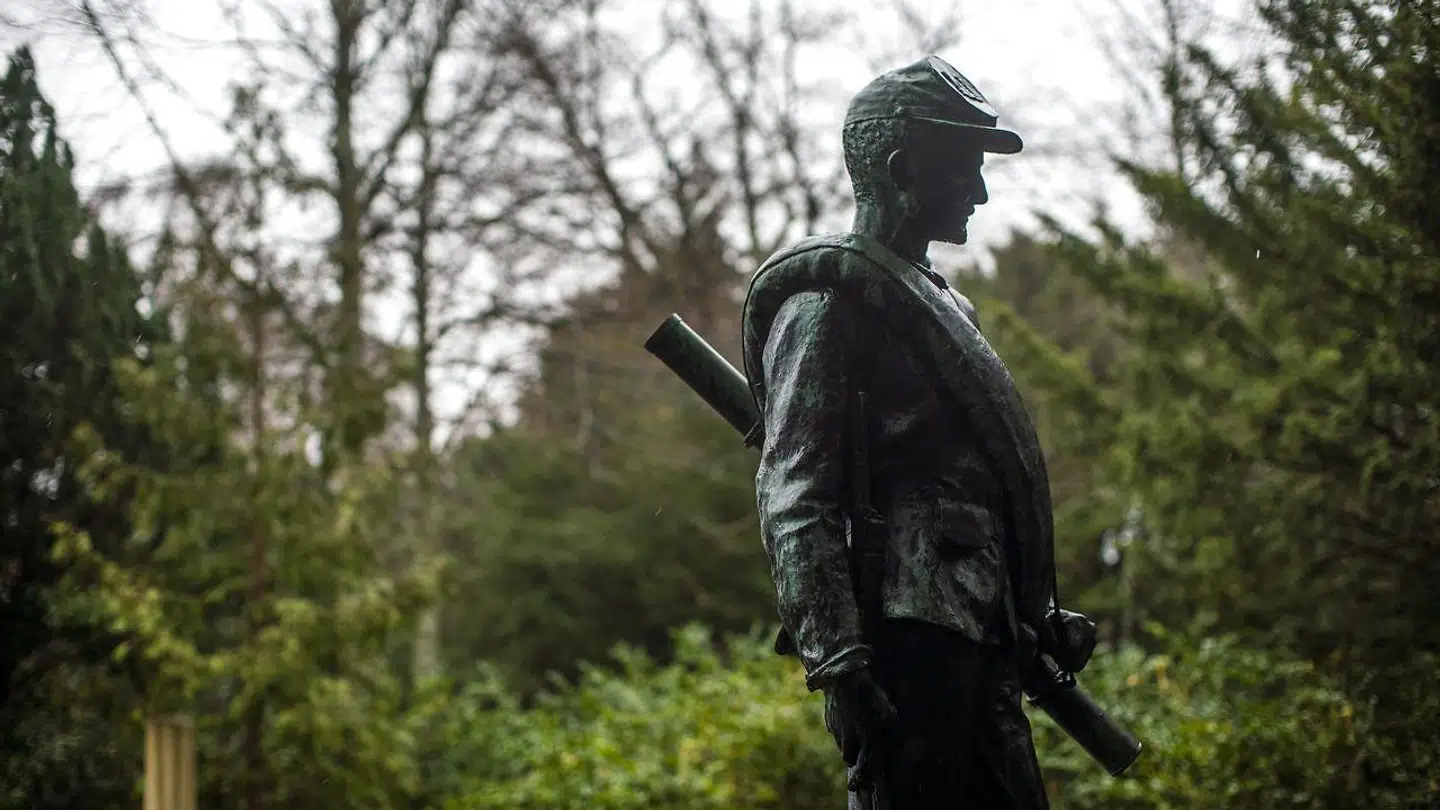 Hvad laver en amerikansk nordstatssoldat på Vestre Kirkegård? Svaret er, at under soldaten ligger den dansk-amerikanske billedhugger Carl Rohl-Smith ved siden af sin hustru, Sara. Han blev en af USAs bedst kendte kunstnere, men er stort set ukendt i Danmark.