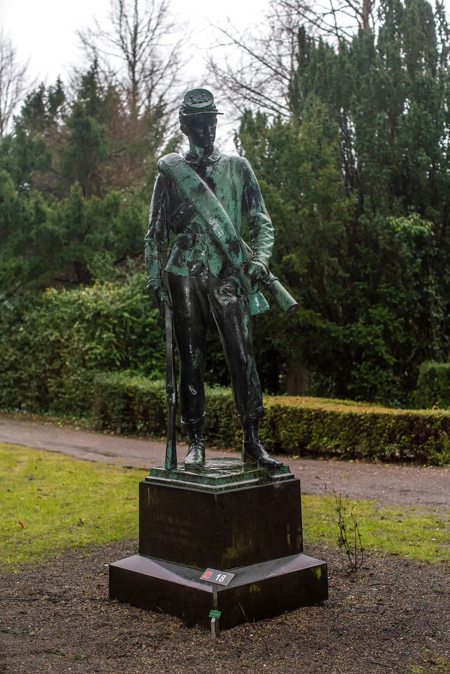 Carl Rohl-Smith og hans hustru, Sara, hviler under den soldaterskulptur, han selv skabte.