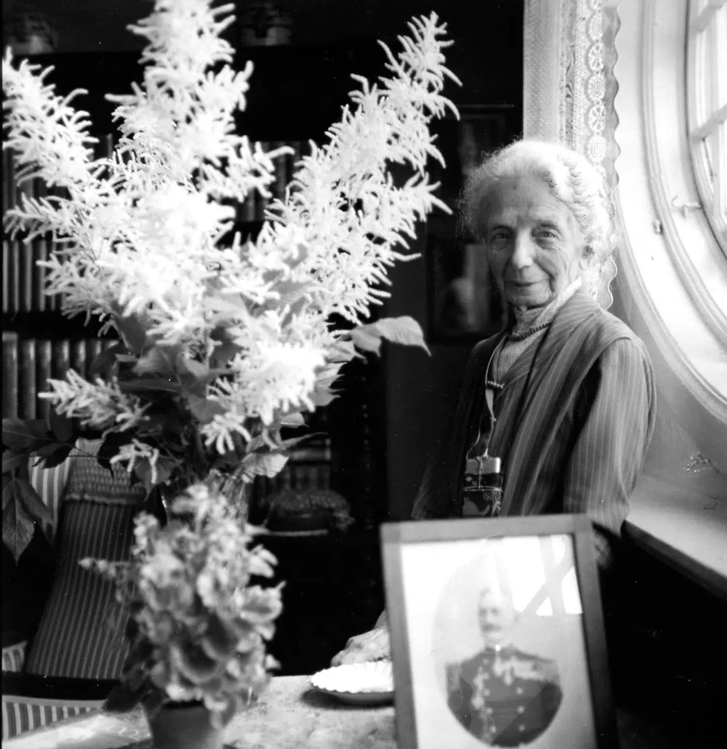 Clara Schultz, kommandørinde, med et foto i forgrunden af sin mand, Johannes, der døde i 1934. Fotografiet blev taget til Berlingske, da Clara fyldte 100 og blev interviewet til avisen. Hun sagde ved den lejlighed ikke et ord om sit ophold i Theresienstadt.