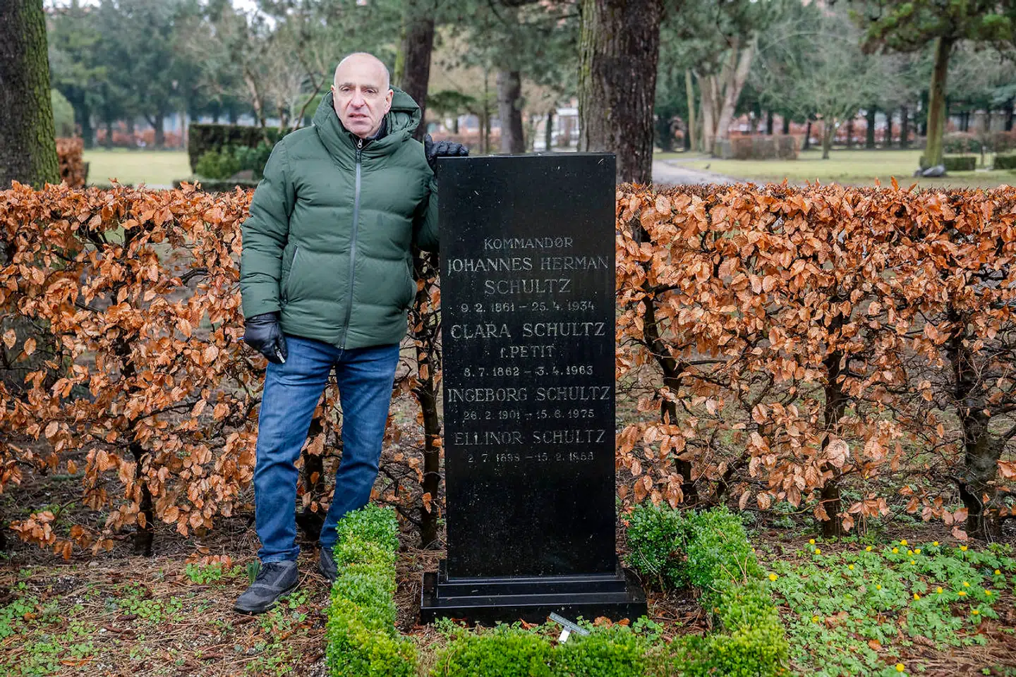 Bent Blüdnikow ved familiegraven for familien Schultz. Gravstedet er bevaringsværdigt, fordi Johannes Schultz var kommandør. Men det er i virkeligheden hans hustru, Clara, der er superinteressant.