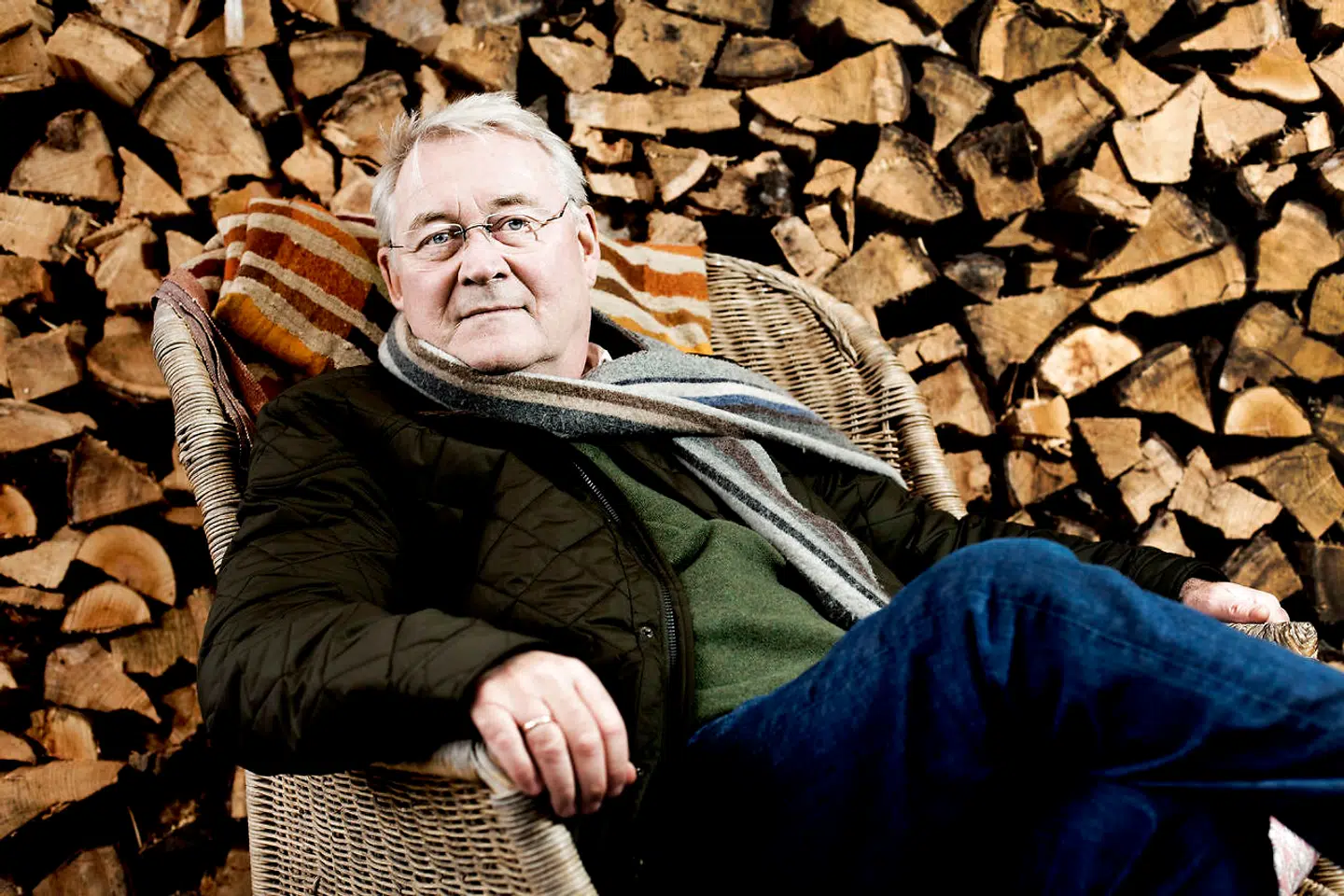 »Hvordan man rent praktisk klarer den balancegang, gives der ikke noget entydigt svar på, men der pirkes til børnenes forestillingsevner og fornuft, Bjarne Reuters bedstefar er nemlig fuld af mere eller mindre troværdige røverhistorier, og så får man reuterske guldkorn med i købet,« skriver Merete Reinholdt i sin anmeldelse af Bjarne Reuters nye børnebog, »Historien om Englebassen«.