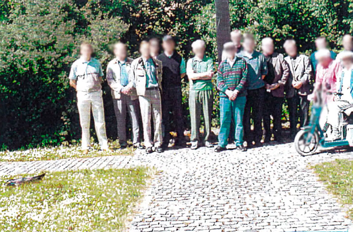 Den hemmelighedsfulde forening »Sammenslutningen af 2. juli 1978« rådede over en værdifuld samling, der under ingen omstændigheder måtte tilfalde Frihedsmuseet. Her ses en række af foreningens medlemmer på Vestre Kirkegård i forbindelse med foreningens mærkedag, hvor de ærer SS-officeren Christian Frederik von Schalburg.
