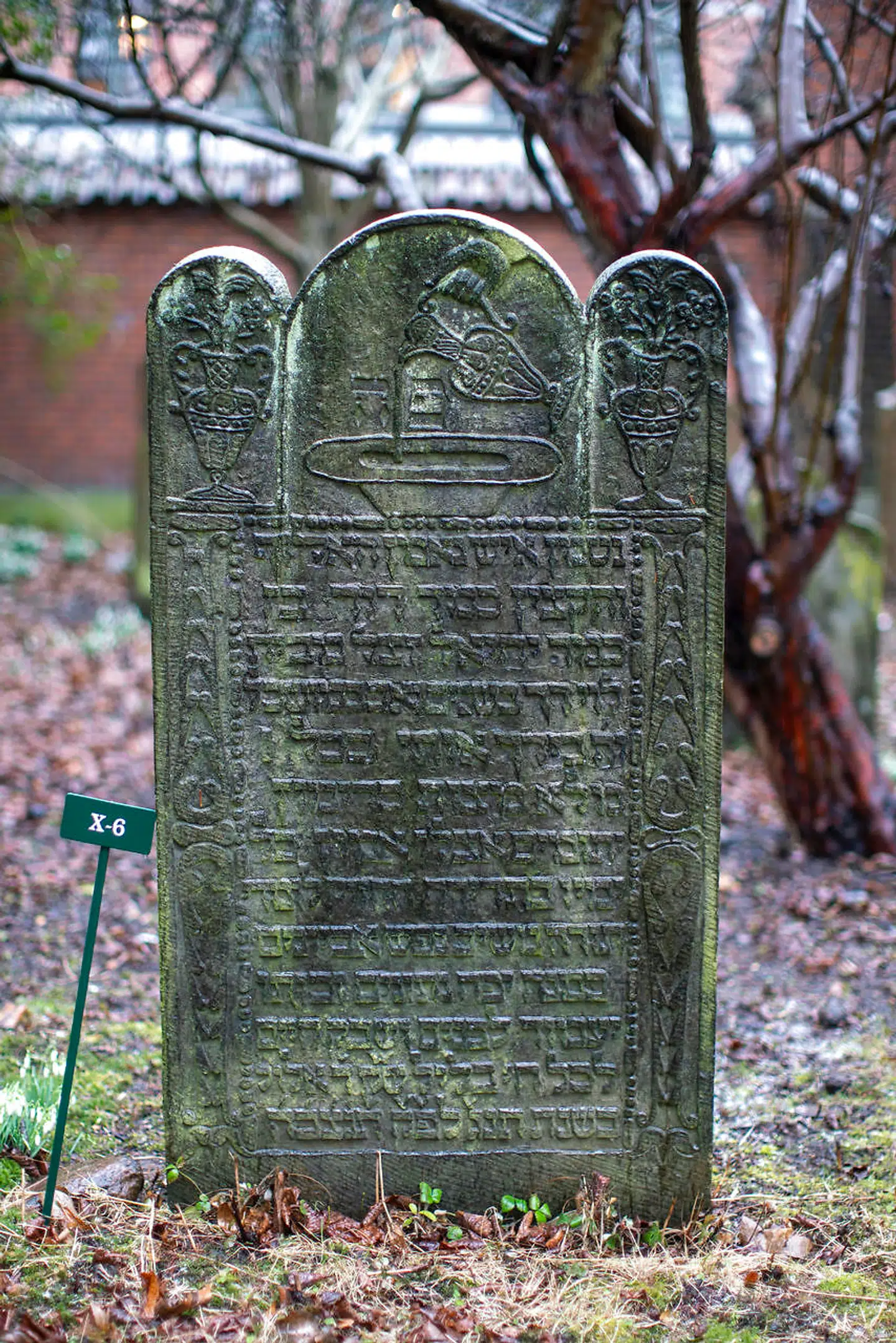 David Israels sten fra 1693. Mirakuløst står stenen stadig flot og velbevaret på begravelsespladsen.