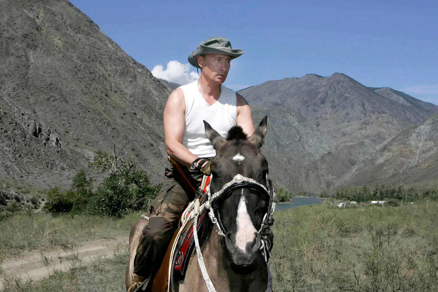 Man trænger til en ridetur og til, at billedet af en stærk leder bliver vist for offentligheden, når verden går en imod. Vladimir Putin rider på en hest i nærheden af Sayan-bjergene i det nordlige Siberiens Tuva-region. Billedet er fra 2007.