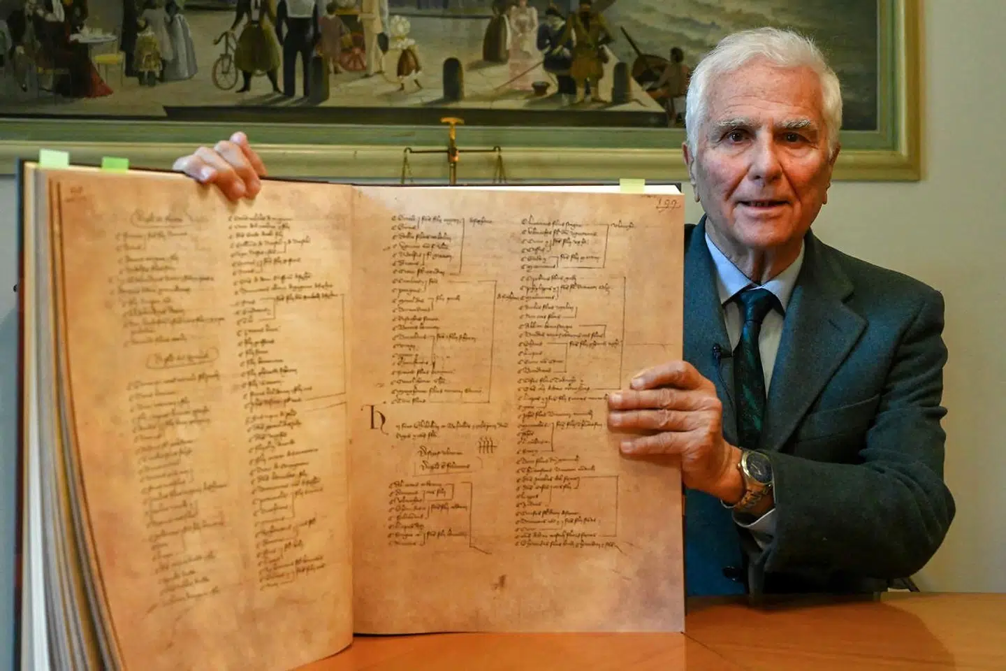 Strafferetsadvokaten Alessandro Traversi med en kopi af »Libro del Chiodo« fra statsarkivet i Firenze. Bogen indeholder optegnelser over de politiske og religiøse modstandere, der blev straffet af »De Sorte« i den italienske bystat fra 1268 til 1369 – heriblandt Dante, der tilhørte »De Hvide«.