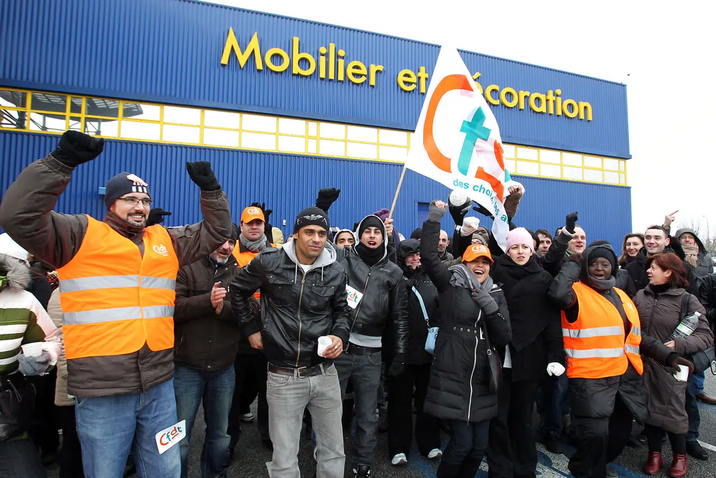 Ansatte i et IKEA-varehus i Plaisir nær Paris demonstrerer i februar 2010 for en bedre løn i forbindelse med strejker, der ramte de fleste af møbelgigantens varehuse i Frankrig.