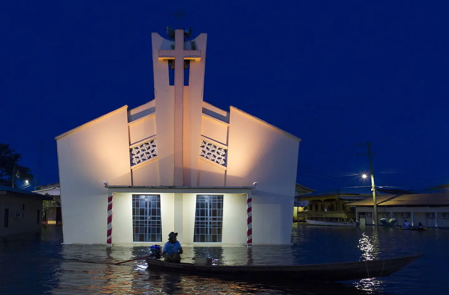 Manglen på præster i Amazonas betyder, at mange troende i det enorme regnskovsområde kun yderst sjældent kan deltage i en »rigtig« gudstjeneste med nadverritual.