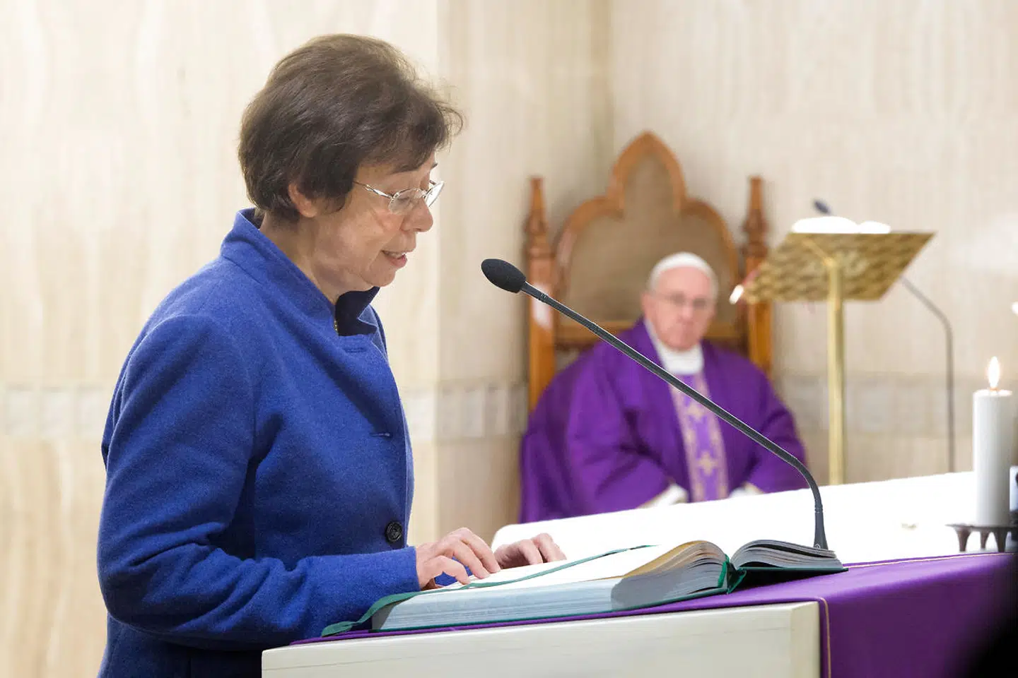 Francesca Di Giovanni blev i 2013 udnævnt til en vigtig post i Vatikanets administration som den første kvinde nogensinde. En »feminin« ansættelsespolitik, som paven siden har fulgt op med en række andre udnævnelser.