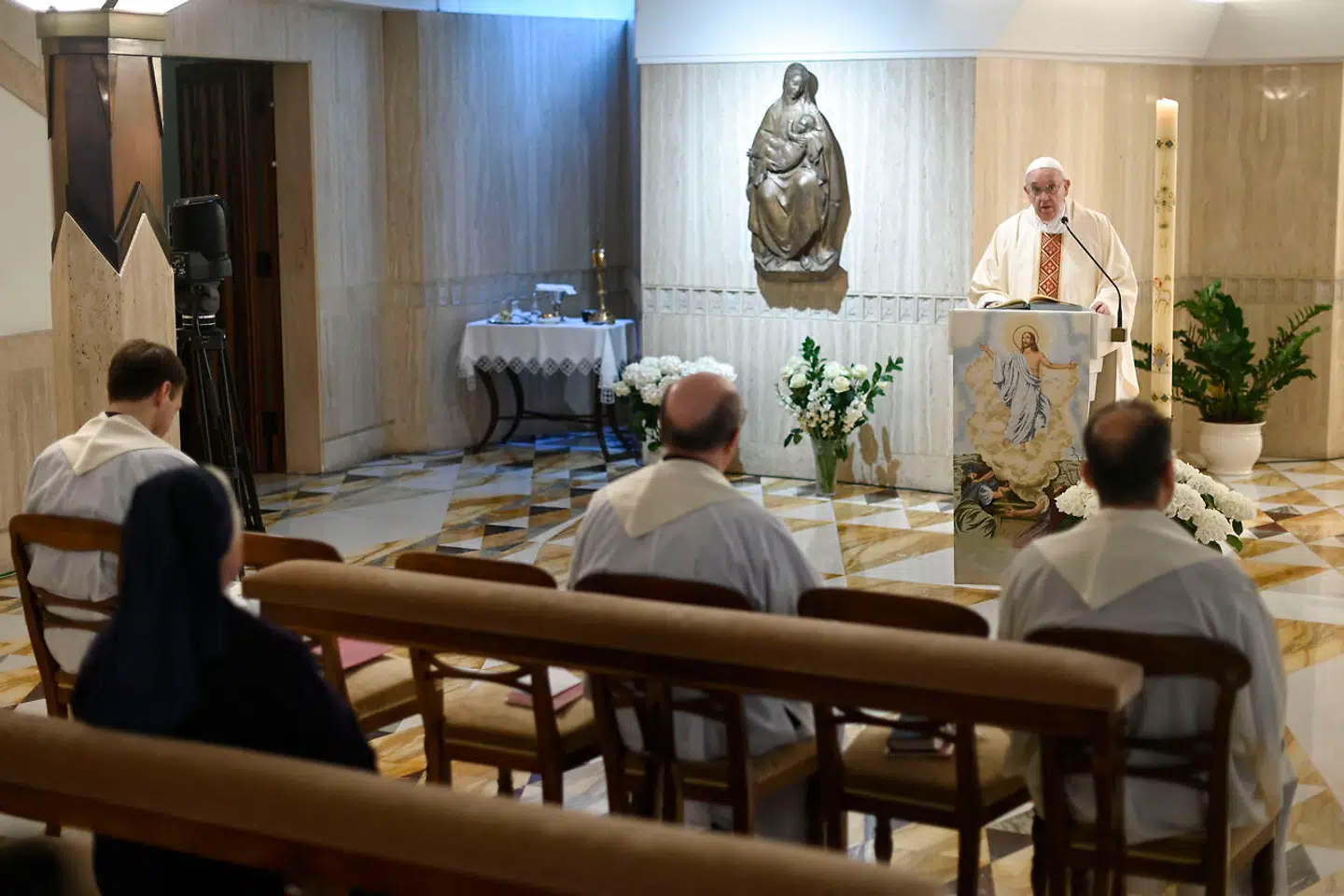 Frans holder messe i Santa Marta-stiftelsen, hvor han siden sin udnævnelse har boet, fordi han følte sig skidt tilpas i pavens luksuriøse officielle residens.