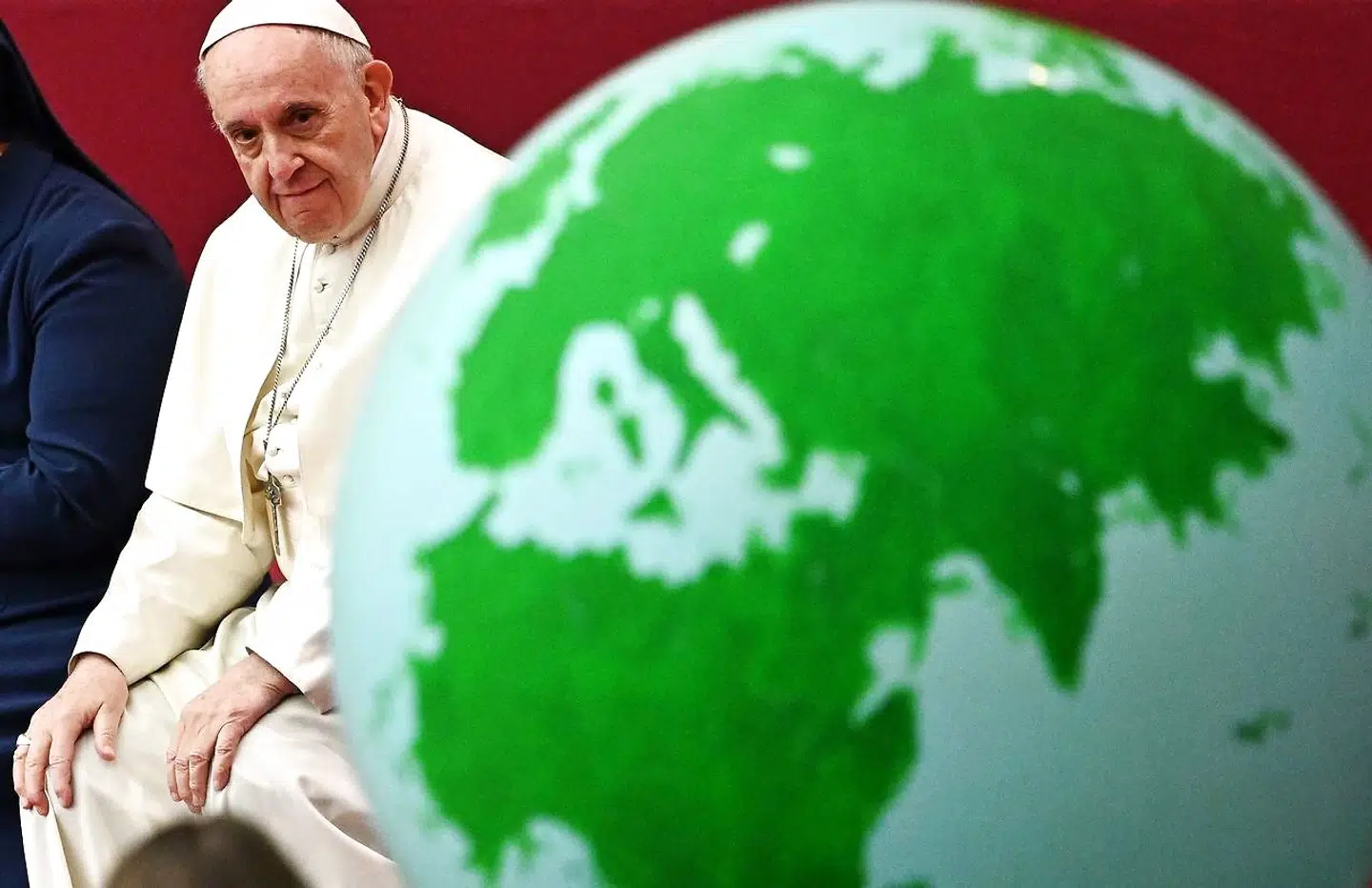 Pavens rødgrønne ideer om blandt andet klimaforandringer, global økonomi og migrationspolitik vækker kritik både i og uden for kirken, ikke mindst i USA.