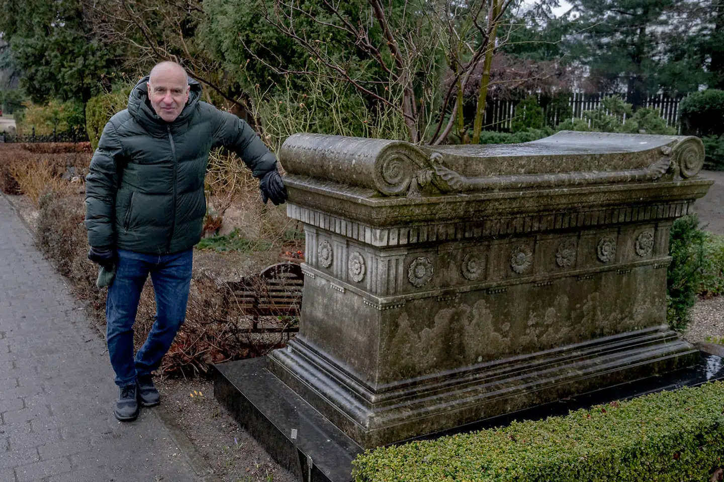 Bent Blüdnikow ved sarkofagen for nogle medlemmer af familien Barrison – en mor og to af hendes døtre. Barrison-pigerne var tidens hotteste sanggruppe. De var så frække, at deres optræden længe var forbudt i København.