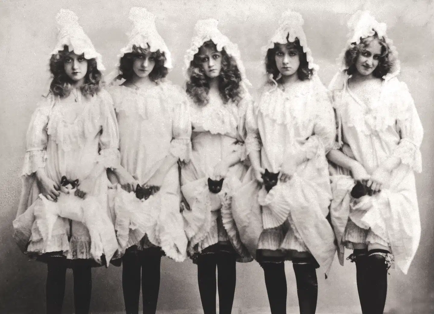 Barrison-søstrene viser deres kattekillinger frem. Fotografiet er fra 1895, og fotografen var Erich Stellin fra Berlin. Barrison-søstrene vakte jubel i Europa bl.a. med deres nummer, hvor de sang om deres »misser«. Illustration fra bogen.