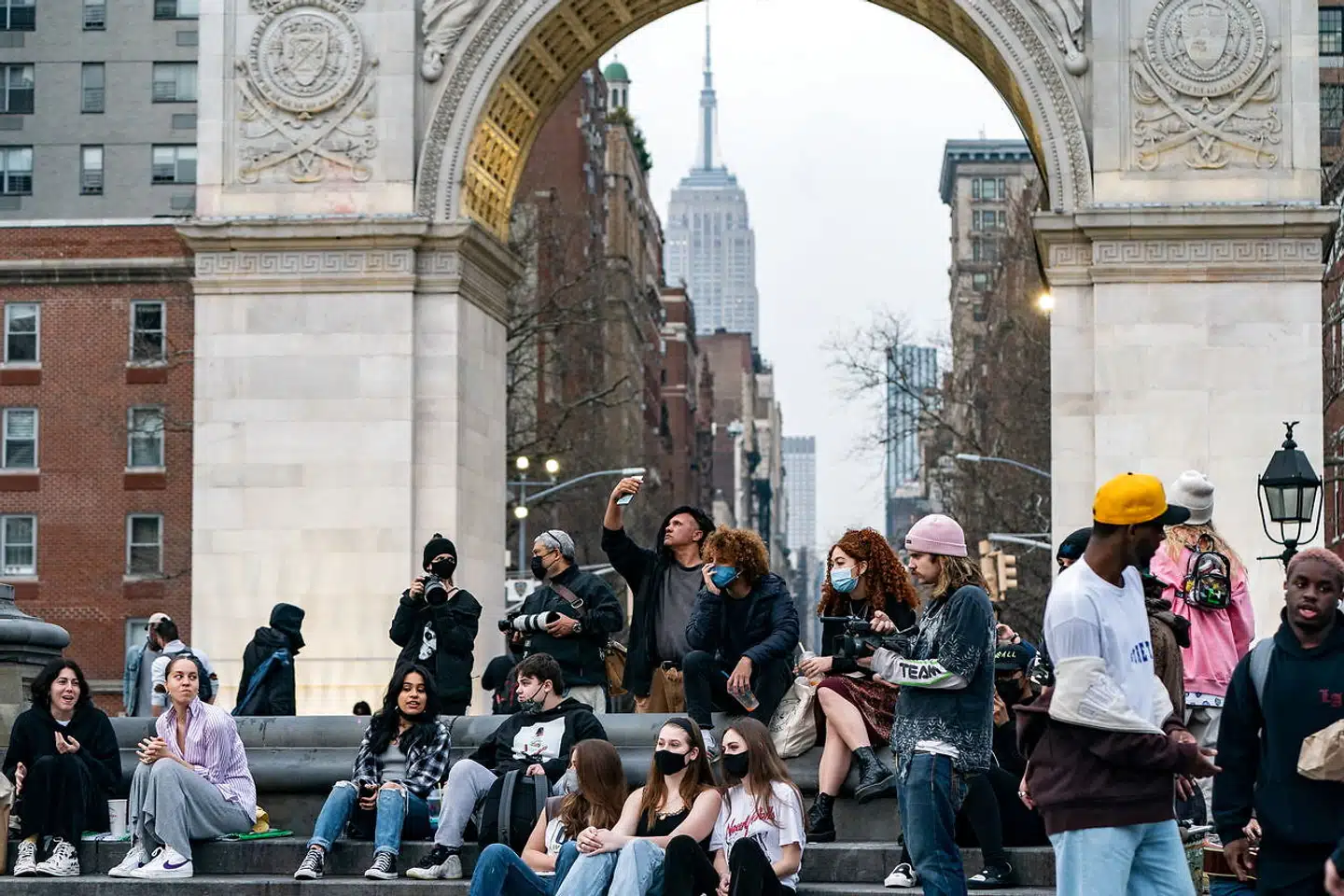 Anna Sorokin udnyttede godtroende newyorkere til at låne sig penge. På kort tid blev hun kendt i velhaverkredse på Manhattan og var fast deltager ved mange fester og sociale arrangementer. Det udnyttede hun til at låne penge fra de nye »venner«.