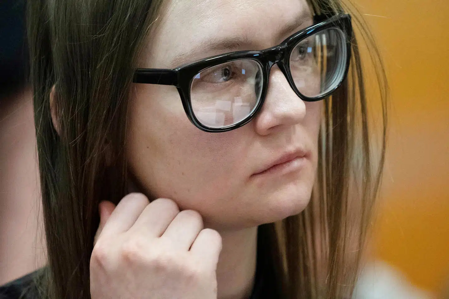 Anna Sorokin var født i Rusland, hvor faderen var lastbilchauffør, og moderen arbejdede i en butik. Senere udvandrede familien til Tyskland. I 2013 flyttede Anna Sorokin så til USA, og nu ser det ud til, at USA udviser hende permanent.