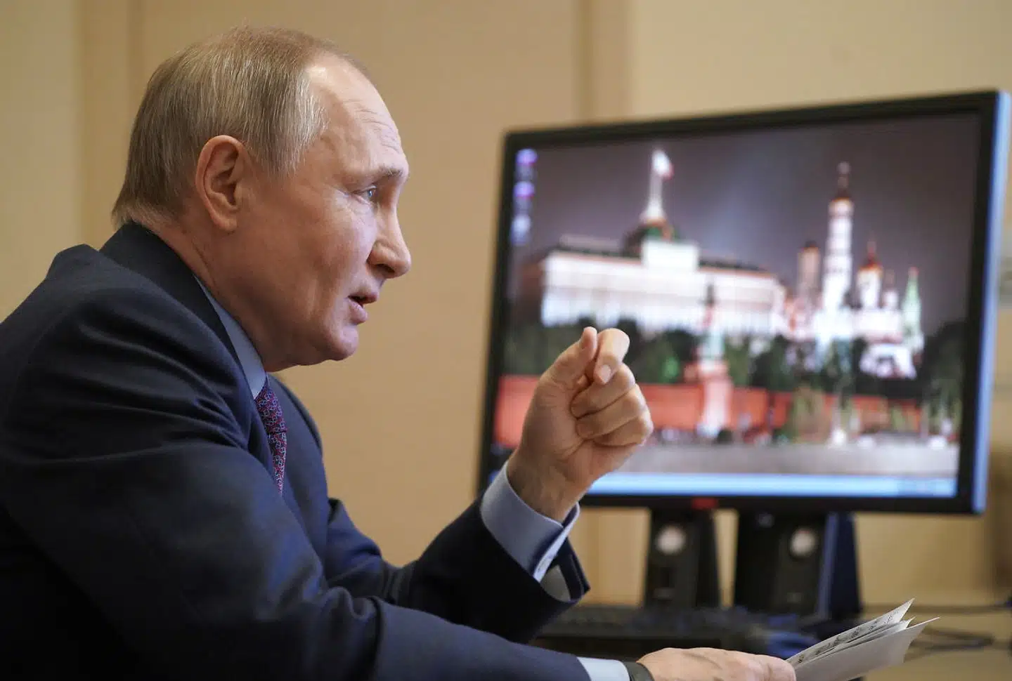 Det var i august 2020, at Rusland som det første land i verden godkendte en coronavaccine. Beslutningen blev mødt med skepsis og kritik, fordi der fuldstændigt manglede data om vaccinen og de nødvendige kliniske test på mennesker. Siden er der kommet flere oplysninger frem og EUs lægemiddelagentur er ved at gennemgå data for vaccinen. På billedet Ruslands præsident, Vladimir Putin.