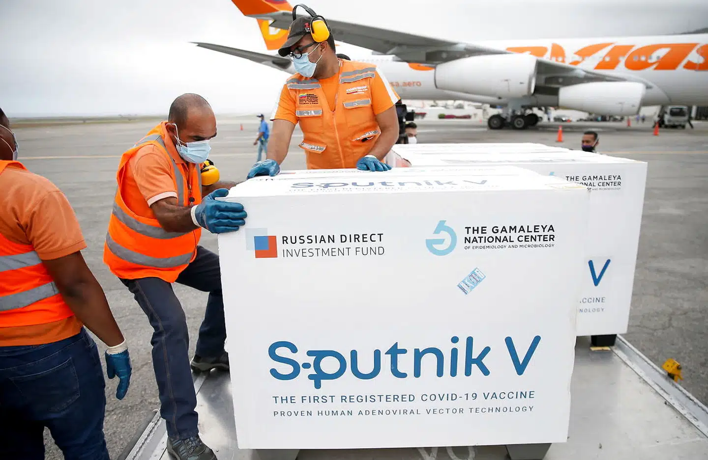 Det sydamerikanske land Venezuela er et af de første lande, som har modtaget doser af den russiske Sputnik V-vaccine. Rusland forhandler samtidig med flere lande, blandt andre Østrig og Tyskland, om mulig licensproduktion af vaccinen. Det kræver dog, at EU først godkender den russiske vaccine.