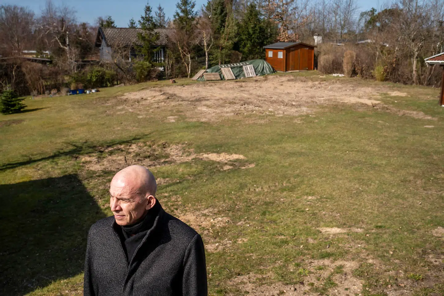 Glen Wiese har kontaktet kommunen flere gange for at få svar på, hvornår han kan vente en afgørelse. Sidst han hørte, lød det, at den muligvis vil komme i maj – otte måneder efter at han sendte ansøgningen. Uanset hvad, kan han nu ikke nå at få sommerhuset færdig før sommerferien, som det ellers var planen.