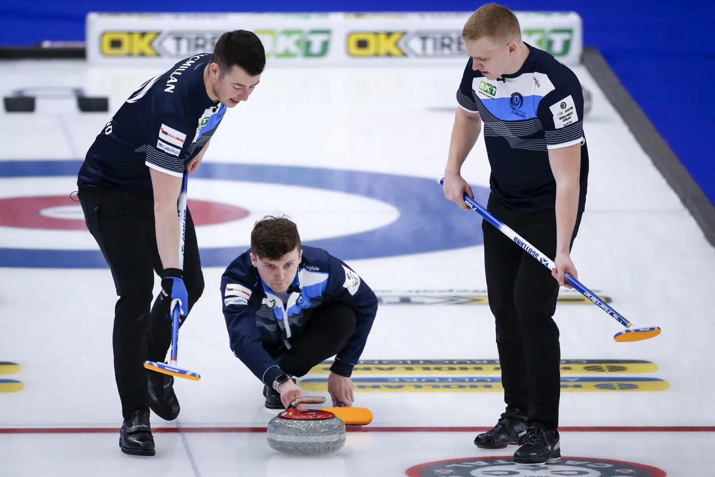 Skotland besejrede Danmark 7-2 i holdenes anden kamp ved VM. Her ses Skotlands kaptajn, Bruce Mouat (i midten) i holdets første kamp mod værterne fra Canada. Jeff Mcintosh/Ritzau Scanpix