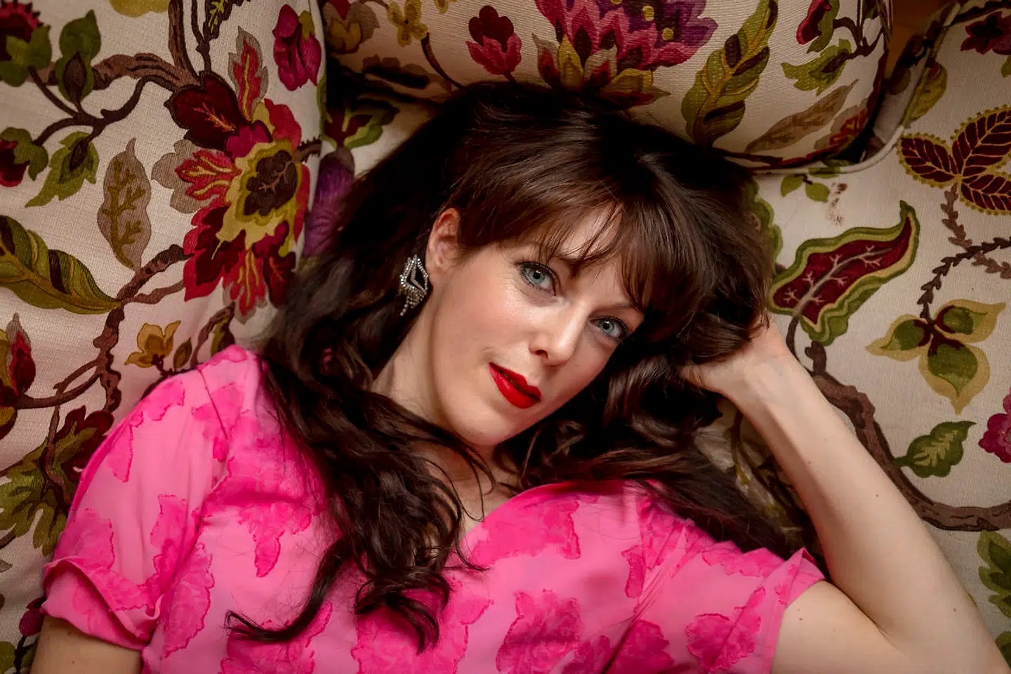 Det er blevet forår, og vi trænger mere end nogensinde til at tale om den spirende forelskelse og store kærlighed. I dag er det forfatteren Tine Høeg, der fortæller om sit forhold til kærligheden.