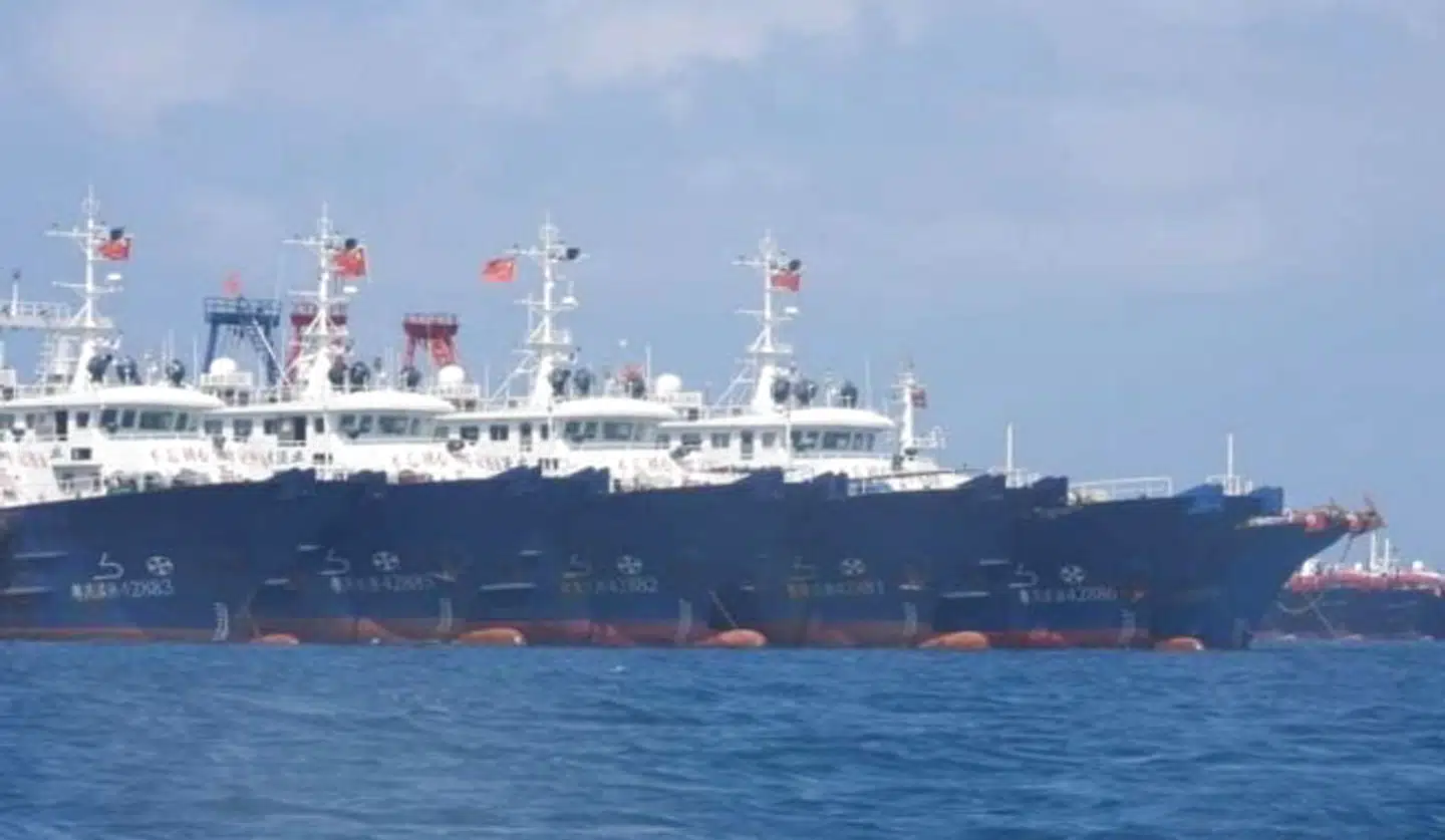 Flere end 220 kinesiske skibe har i ugevis ligget ved Whitsun rev, der ligger inden for Filippernes eksklusive økonomiske zone. Kina gør krav på revet og har tidligere bygget kunstige øer i området.