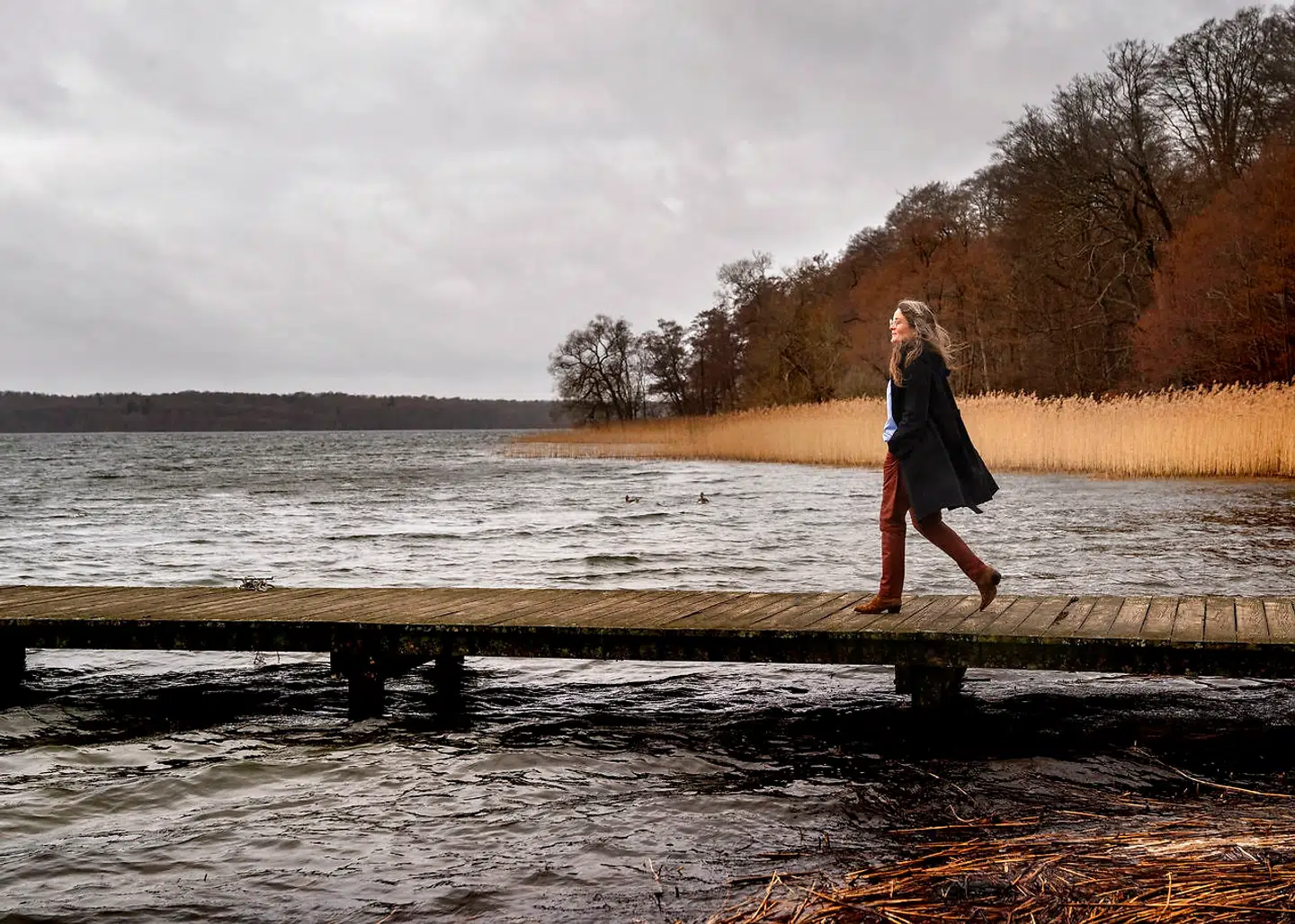 Op mod en tredjedel af alle par oplever utroskab i deres forhold. Så længe vi har faste forhold, vil vi have utroskab. Men hvorfor er vi utro? I en ny bog om utroskab, vil parterapeut Katrine Axholm gøre op med den sort-hvide holdning, mange har om utroskab som det ultimativt værste svigt, vi kan begå i et kærlighedsforhold.