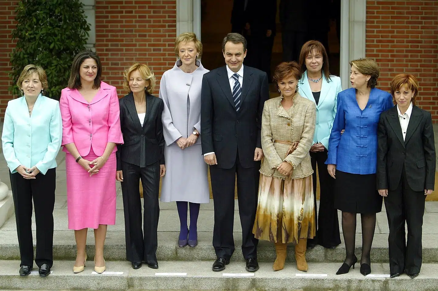 Socialisten og den selvudnævnte »feminist«, José Luis Rodríguez Zapatero, dannede i 2004 en af verdens første regeringer med lige mange kvindelige og mandlige ministre. Samme år fik han som sit første initiativ vedtaget loven om kønsbetinget vold.