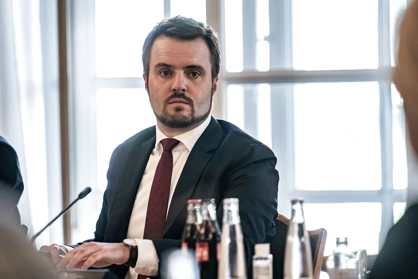 Som led i politisk aftale fra 18. december om den nye epidemilov skulle erhvervsminister Simon Kollerup (S) nedsætte en arbejdsgruppe, der skal komme med forslag til kompensation af erhvervslivet ved fremtidige indgreb.