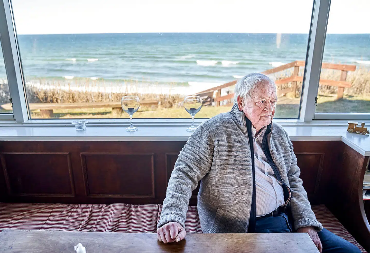 Frits Thaulow står til at bruge flere hundrede tusinde kroner på at kystsikre sin sommerhusgrund i Liseleje. Han vil gerne betale, men han mener, at kommunen bør dække noget af beløbet, ligesom det er tilfældet i nabokommunerne.