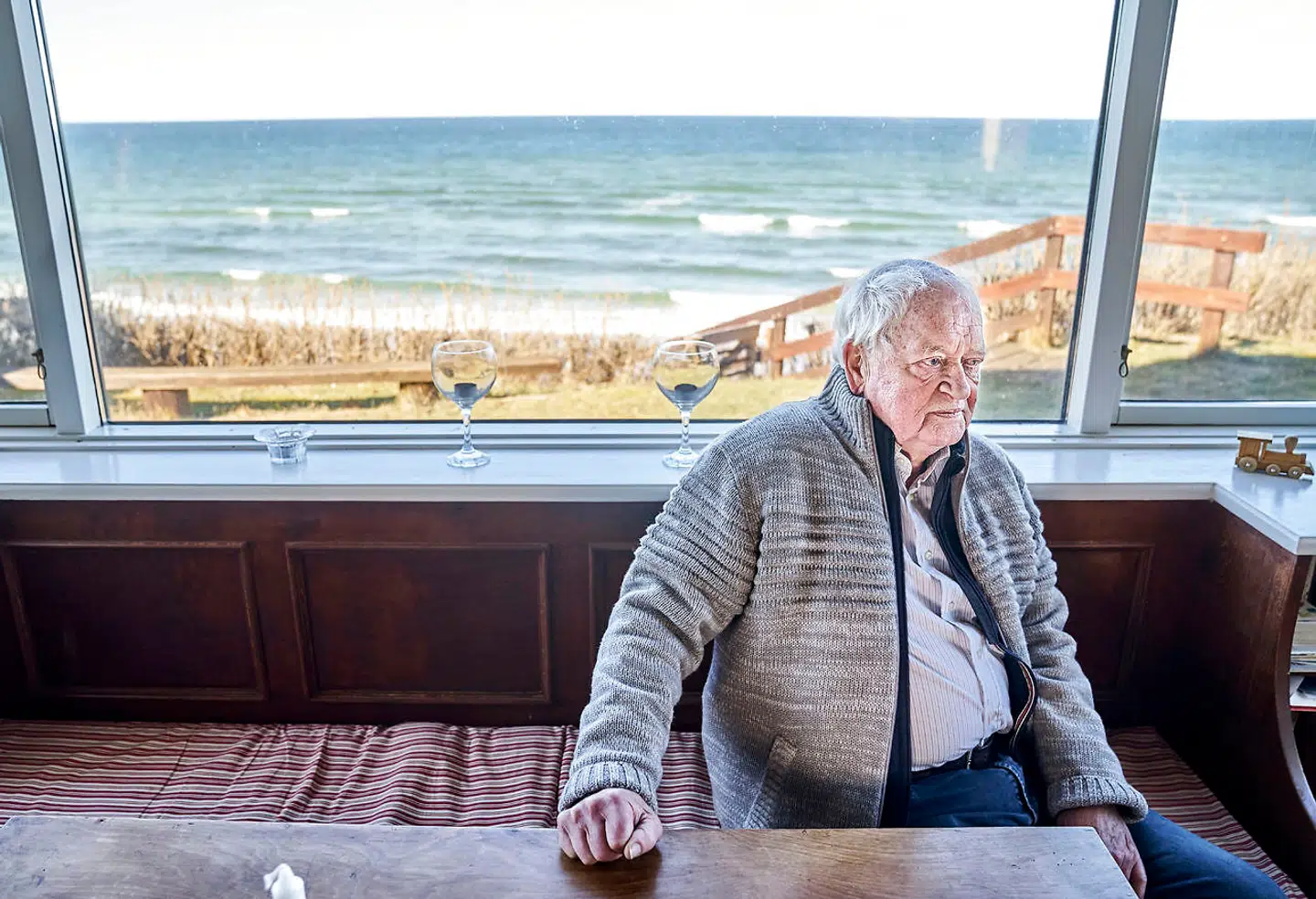 Frits Thaulow står til at bruge flere hundrede tusinde kroner på at kystsikre sin sommerhusgrund i Liseleje. Han vil gerne betale, men han mener, at kommunen bør dække noget af beløbet, ligesom det er tilfældet i nabokommunerne.