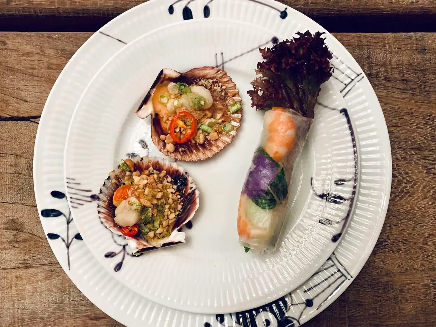 Et par tørre gnallinger af to kammuslinger og en småtræt »frisk« forårsrulle.