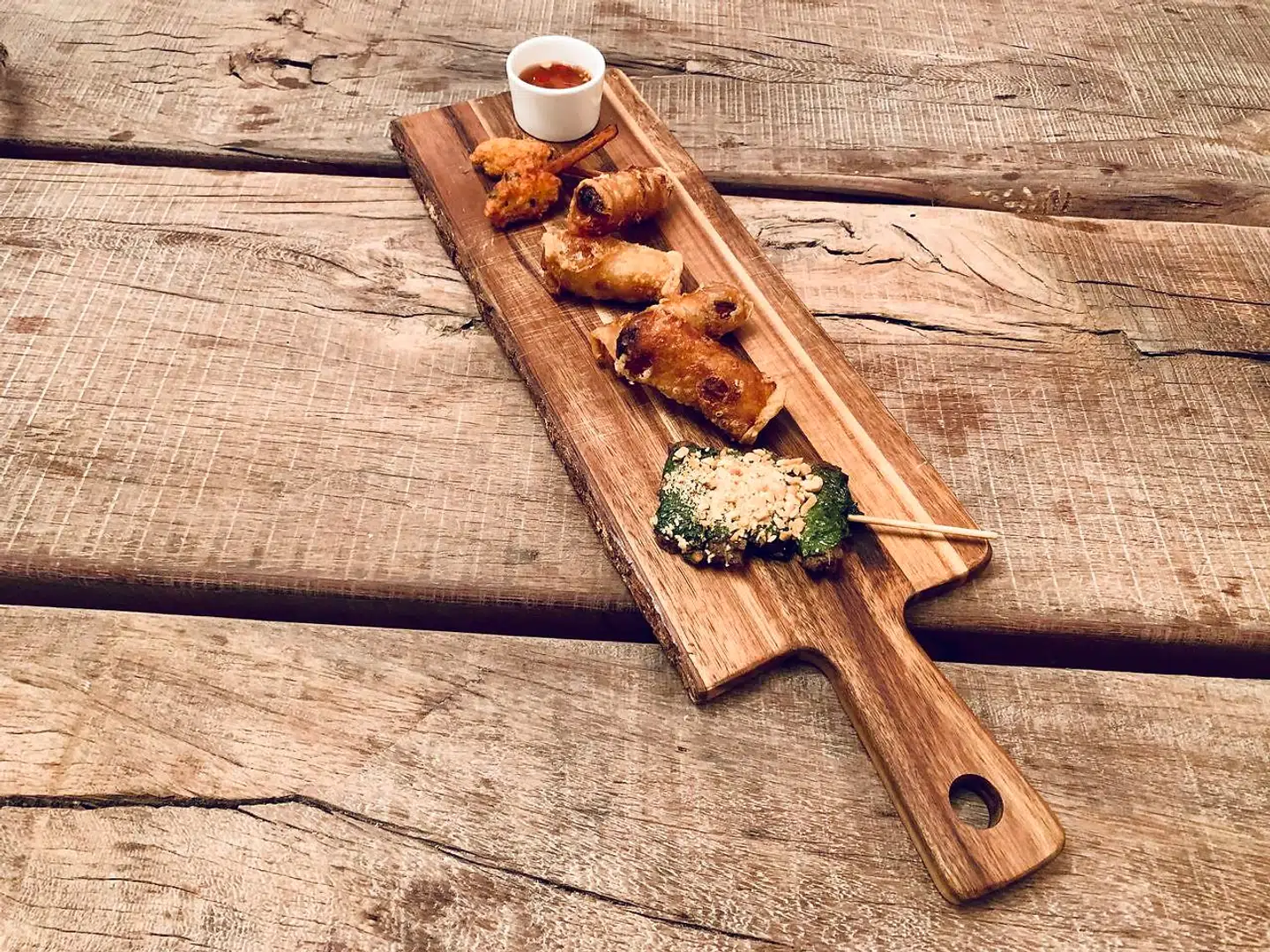 Sukkerrør med rejefars. Forårsruller. Okse»dolmer«.