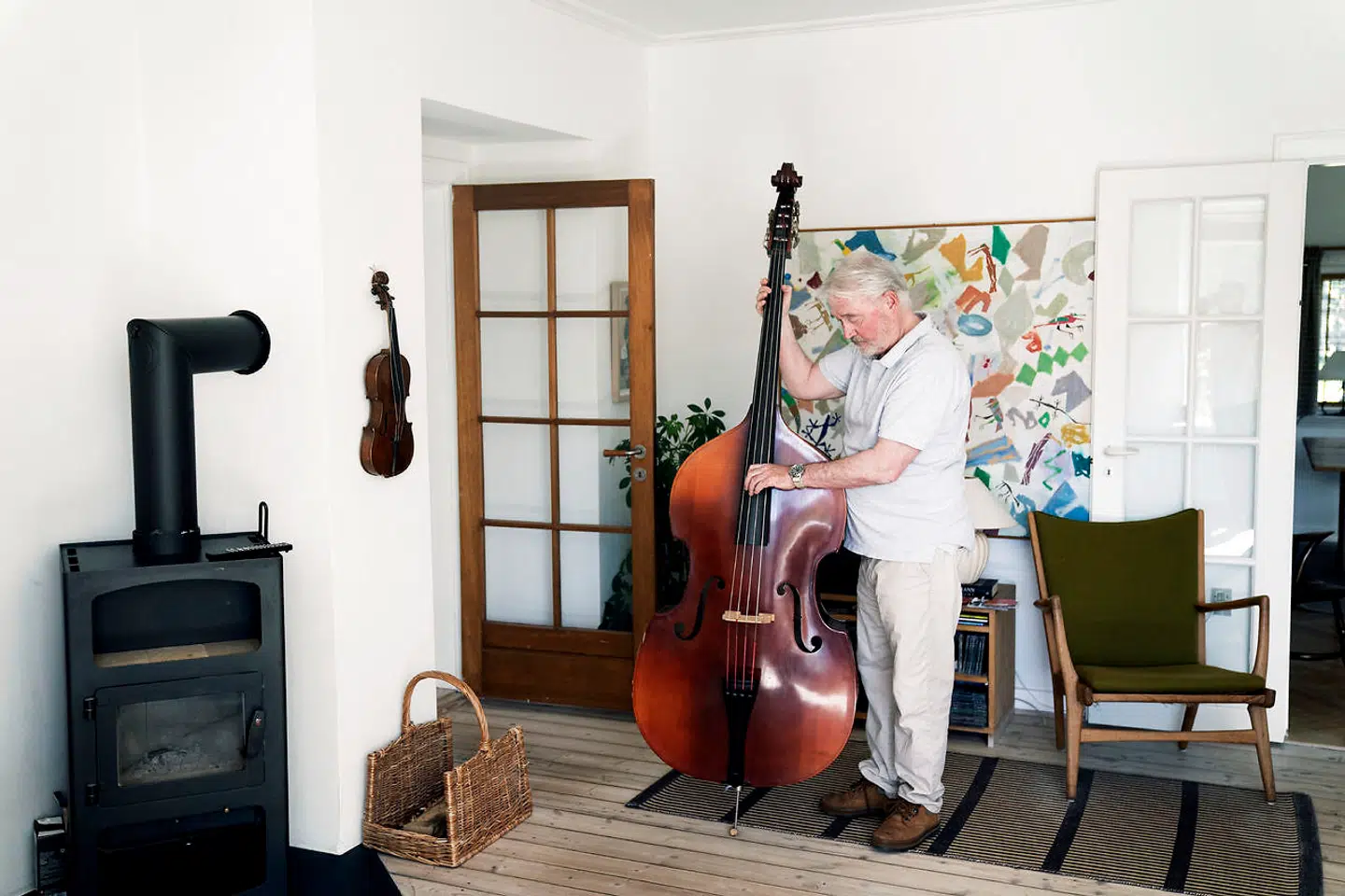 Er det så sort det hele? Nej, selvfølgelig ikke, mener Bjarne Reuter, og står det til ham, har vi med krisen fået en chance for – ganske vist ufrivilligt – at give tilværelsen et eftersyn.