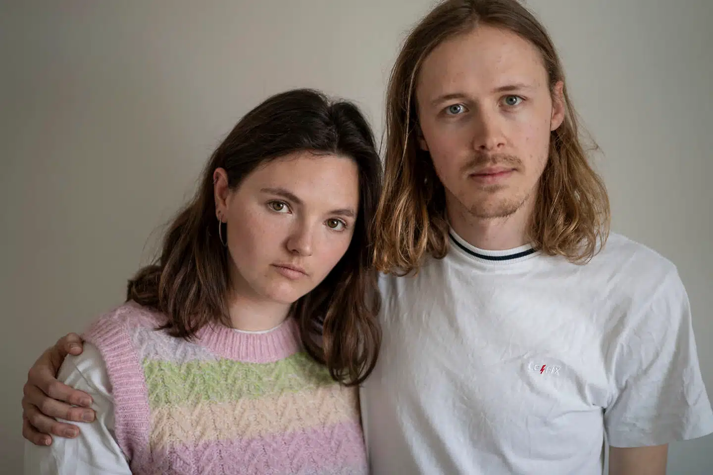 Elysia Jane Short kan ikke få studievisum, fordi de danske myndigheder er bange for, at hun skal smitte danskerne med ukendte virusvarianter. Hendes kæreste, Mads Clemmensen, har sendt et brev til udlændinge- og integrationsminister Mattias Tesfaye (S) for at få ham til at ændre en bekendtgørelse.