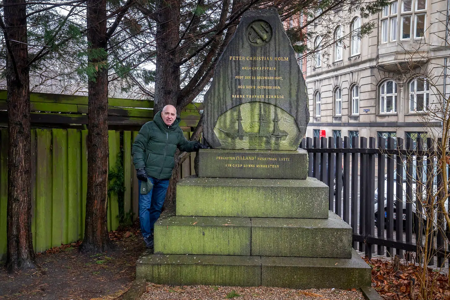 Bent Blüdnikow ved kaptajn Peter Christian Holms gravmonument på Holmens kirkegård. Holm var kaptajn på fregatten Jylland, da danske skibe i 1864 vandt over en tysk-østrigske flåde ved Helgoland. Han var også med til at erobre Algier i 1830 sammen med franske styrker. Vil nogen algiersk nationalist få den idé at smide monumentet i havet eller overmale det?