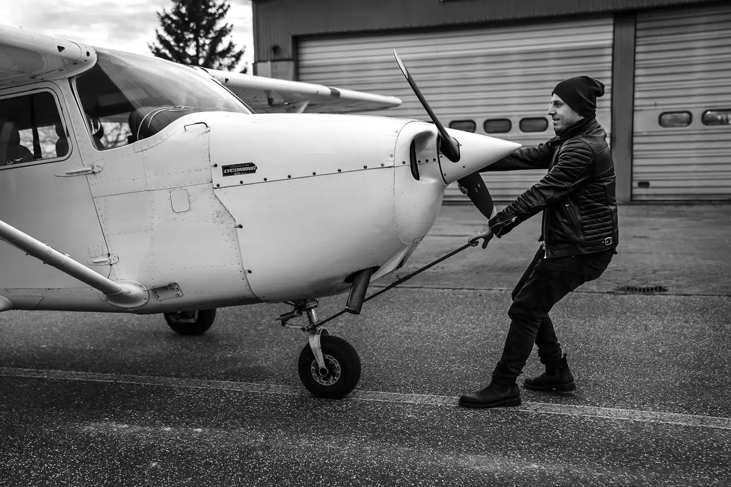 Cessna 172-flyet fra 1982 trækkes ud af en hangar i Roskilde Lufthavn inden dagens flyvetur.