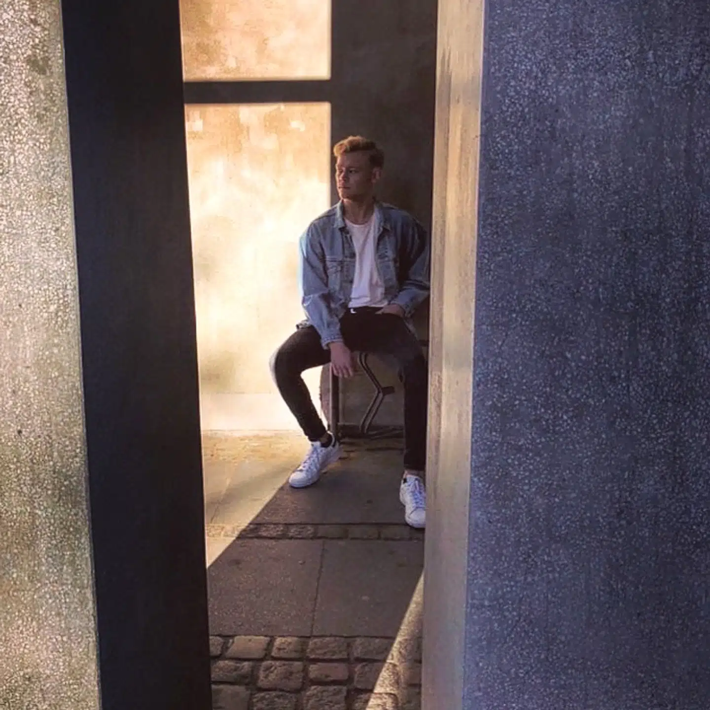 Christopher Pihl bruger normalt både arbejdsliv og fritid på natklubben At Dolores i København. Derudover arbejder han fuldtid på Joe and the Juice.