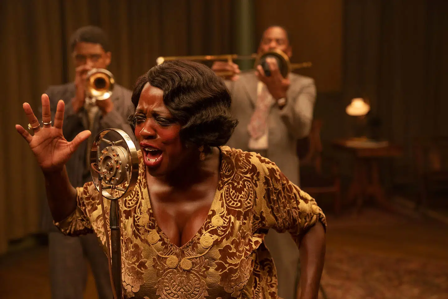 Viola Davis ligner en vred panda i rollen som Ma Rainey i filmen »Ma Rainey's Black Bottom«.