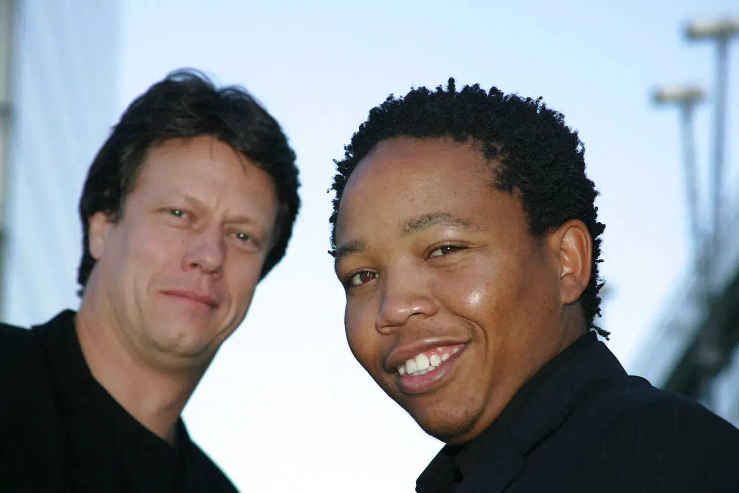 Den sydafrikanske instruktør Gavin Hood (t.v.) sammen med Presley Chweneyagae, der spiller hovedrollen i filmen »Tsotsi«.