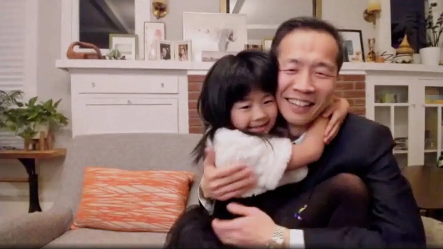 Instruktøren Lee Isaac Chung får et knus af sin datter, da han vinder en Golden Globe for filmen »Minari«. Prisoverrækkelsen blev sendt via Zoom, så man fik et kig ind hos alle de nominerede.
