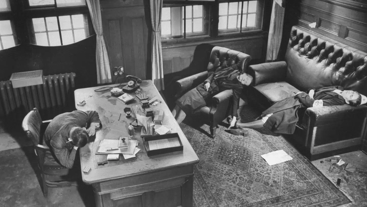 Embedsmanden Kurt Lisso fra Leipzig og hans hustru og datter tog gift for at undslippe en fremtid uden Adolf Hitler og nazismen. Fotografen var den berømte krigsfotograf Margaret Bourke-White, der beskrev scenen: »I de tunge lædermøbler sad eller lå en familiegruppe, der virkede så intim og livagtig, at man knap kunne tro, at disse mennesker ikke længere var i live.« Illustration fra bogen.