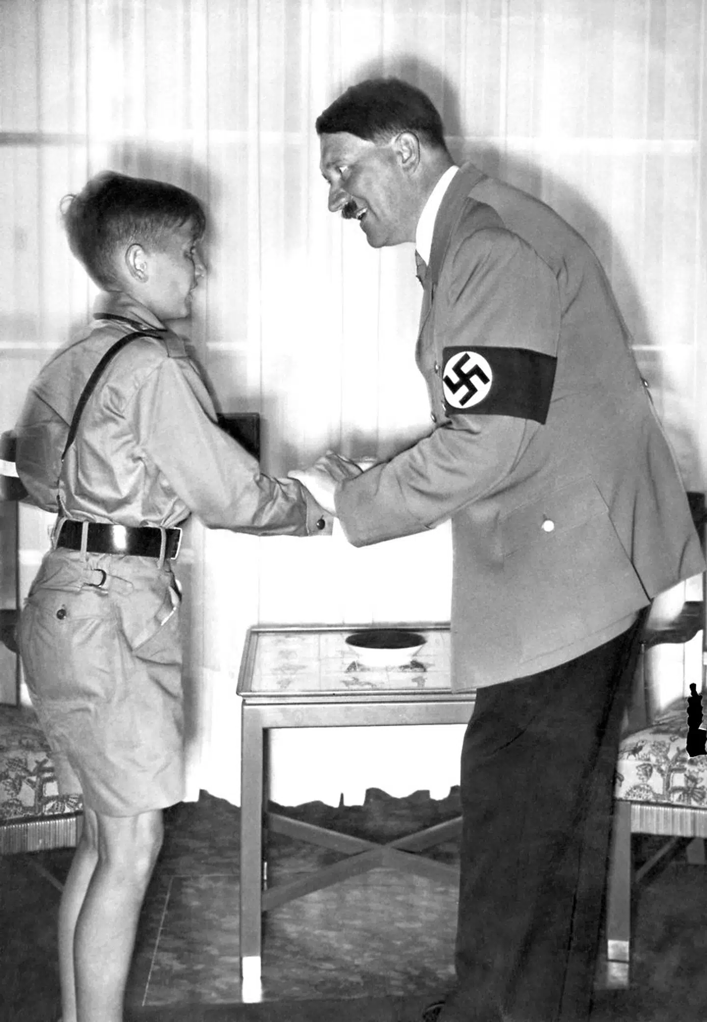 Et fotografi fra 1936 viser Adolf Hitler med Harald Quandt (1921-1967). Han var medlem af Hitler-Jugend og var Magda Goebbels' søn af første ægteskab. Magda og Joseph Goebbels begik selvmord sammen med deres seks børn i maj 1945. Harald var således den eneste af Magdas børn, der overlevede. Scanpix.