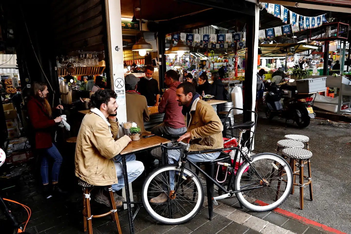 Israelere på café i Tel Aviv. Påsken er i fuld gang i Israel, og takket være en succesfuld udrulning af vacciner er restriktionerne blevet lempet i Israel.