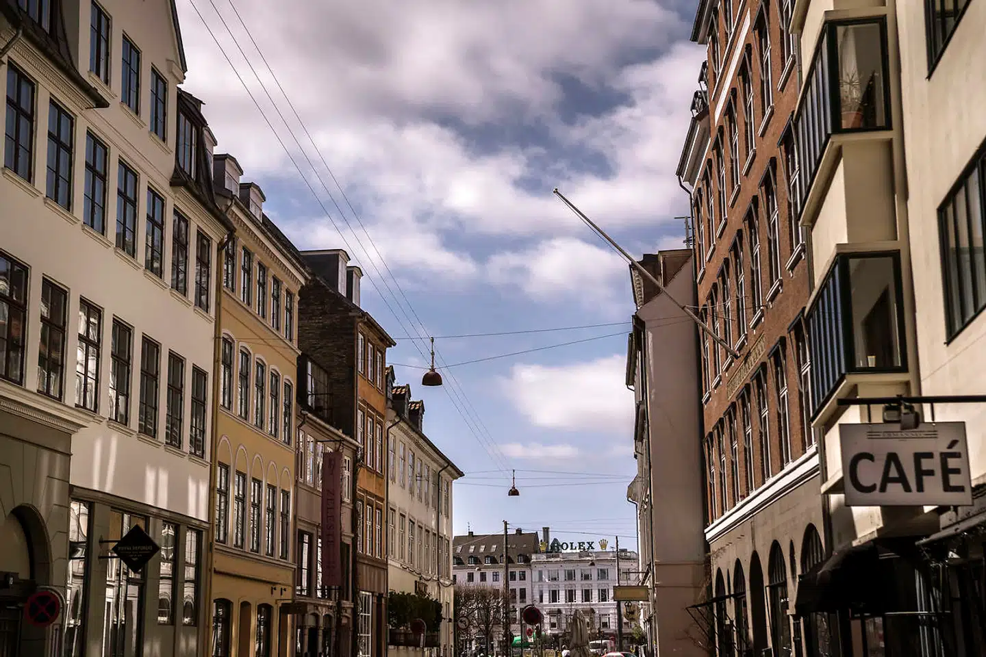Det er i dette eksklusive kvarter på Sankt Annæ Plads for enden af Store Strandstræde i København, at der netop er solgt en lejlighed, der var udbudt til 33 millioner kroner.