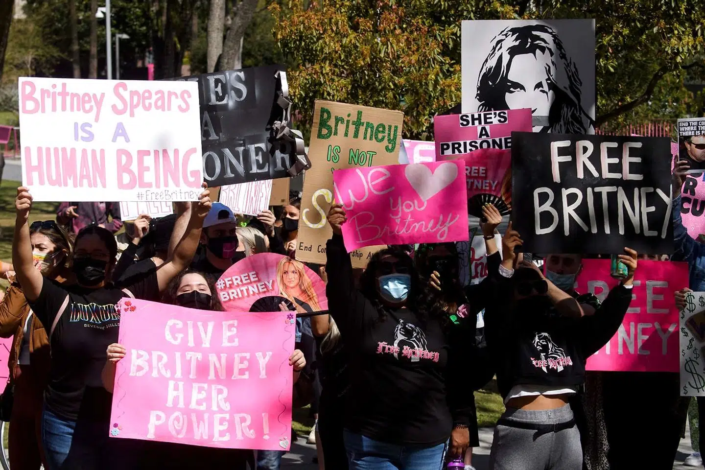 #FreeBritney-støtter demonstrerer ved et retsmøde i Los Angeles 17. marts 2021. Det er ikke lykkedes Britney Spears at få ophævet faderens værgemål over hende.