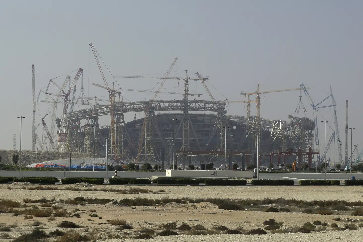 Qatar har bygget flere nye stadioner for at gøre klar til næste års VM. Forberedelserne til VM har kostet flere tusinde migrantarbejdere livet.