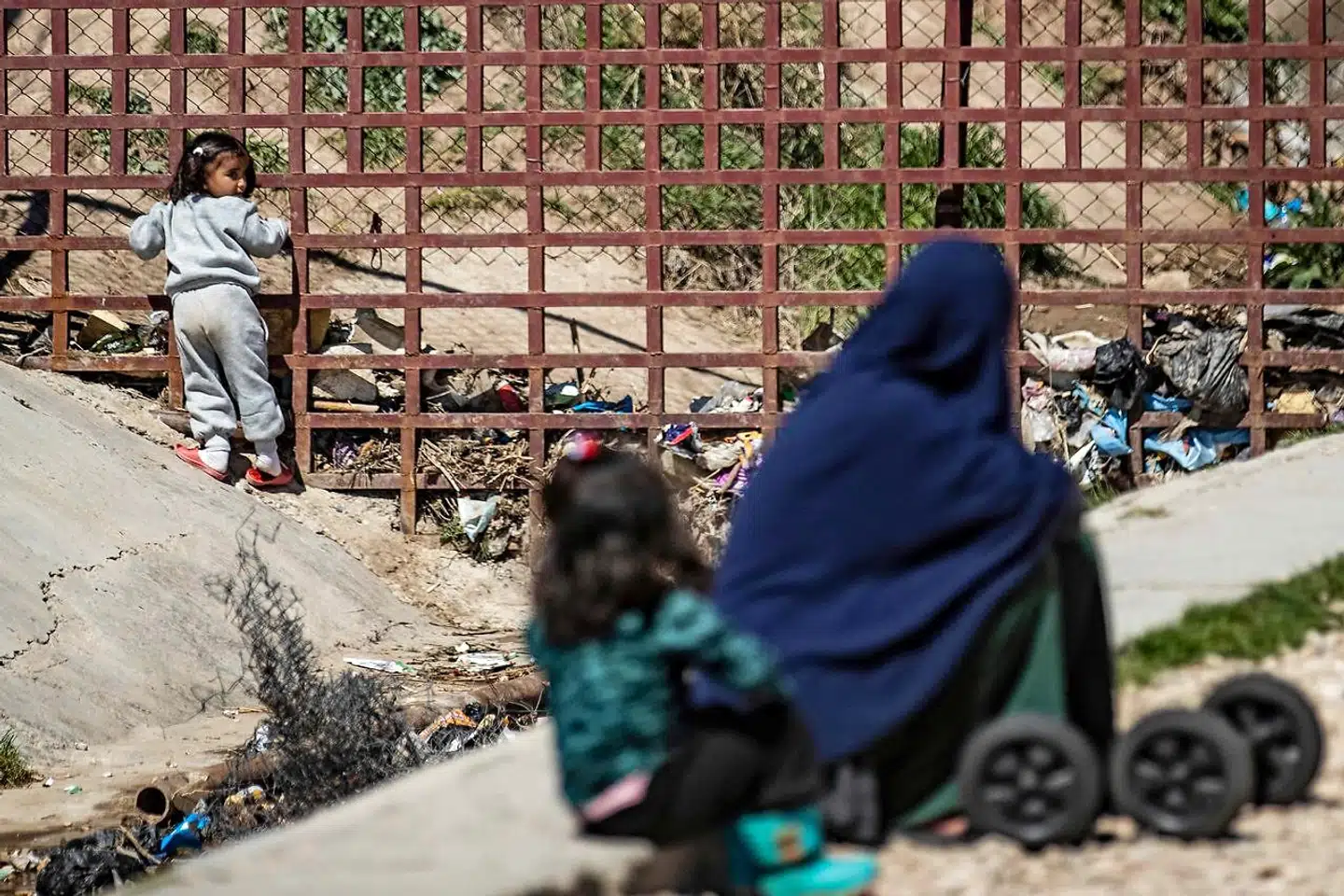 Udenrigsministeriet kender til 19 børn, der enten er født af eller har tilknytning til danske eller tidligere danske statsborgere, som opholder sig i de to fangelejre al-Hol og al-Roj i Syrien. De er børn af seks mødre.