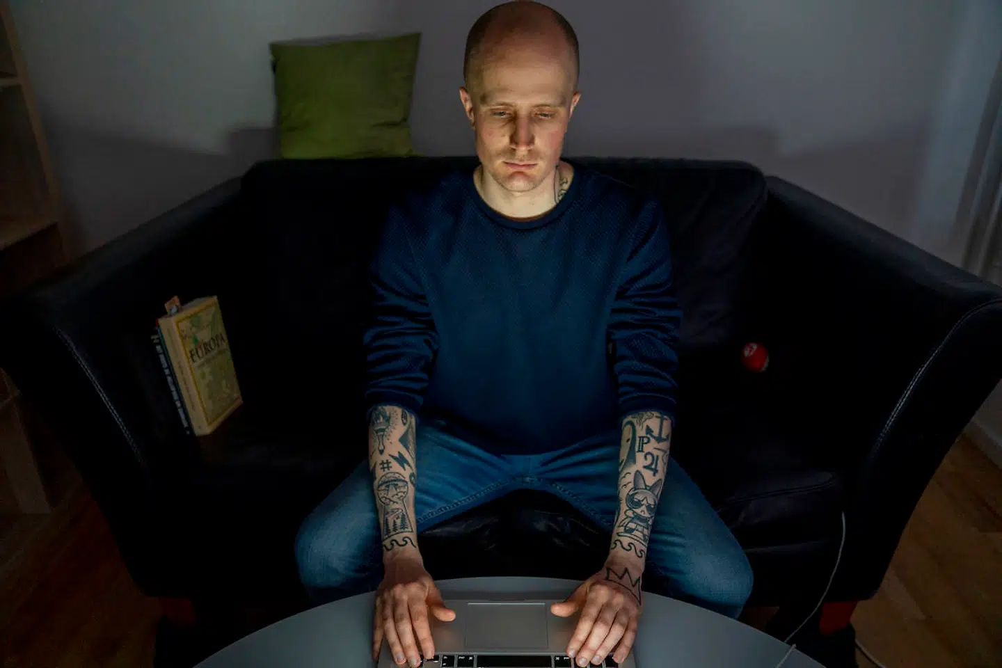 »Jeg har måske sendt mellem 40 og 50 forskellige dick pics og nøgenbilleder til kvinder.« Sådan siger komiker Alex Thelander i indledningen af den 15 minutter lange TV 2-dokumentar »Alex undskylder dick pics«.