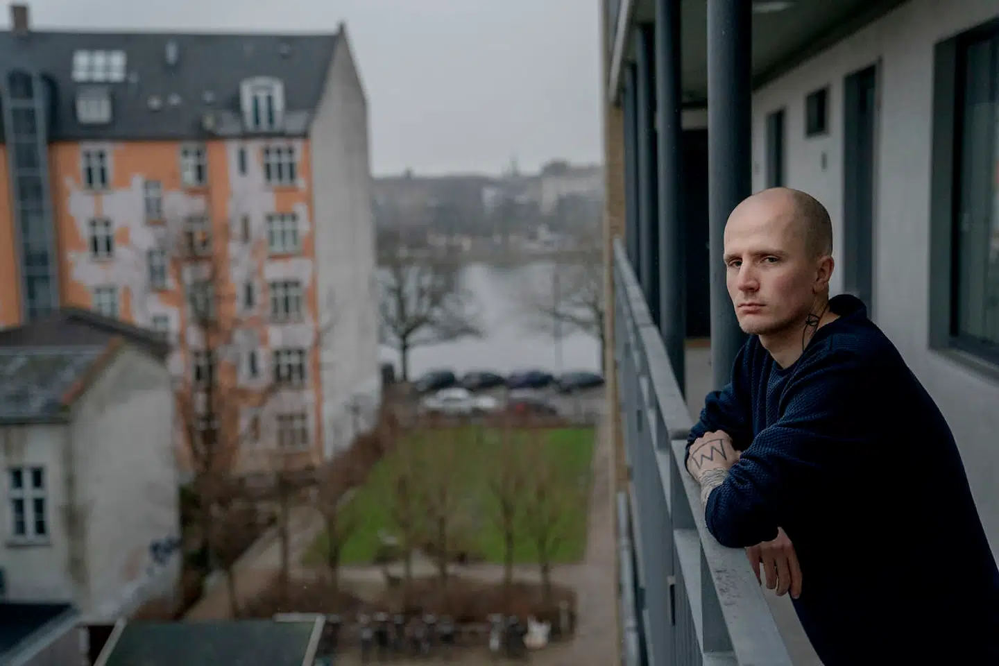 TV 2-redaktør Marie-Louise von Holstein mener ikke, at Mikkel Bentsens optræden får Alex Thelanders (foto) adfærd til at fremstå mindre grænseoverskridende: »Jeg synes, Alex' krænkelser står alvorligt nok i sig selv. Han står ikke i et godt lys efter det her. Jeg synes, han står tilbage med et alvorligt problem.«