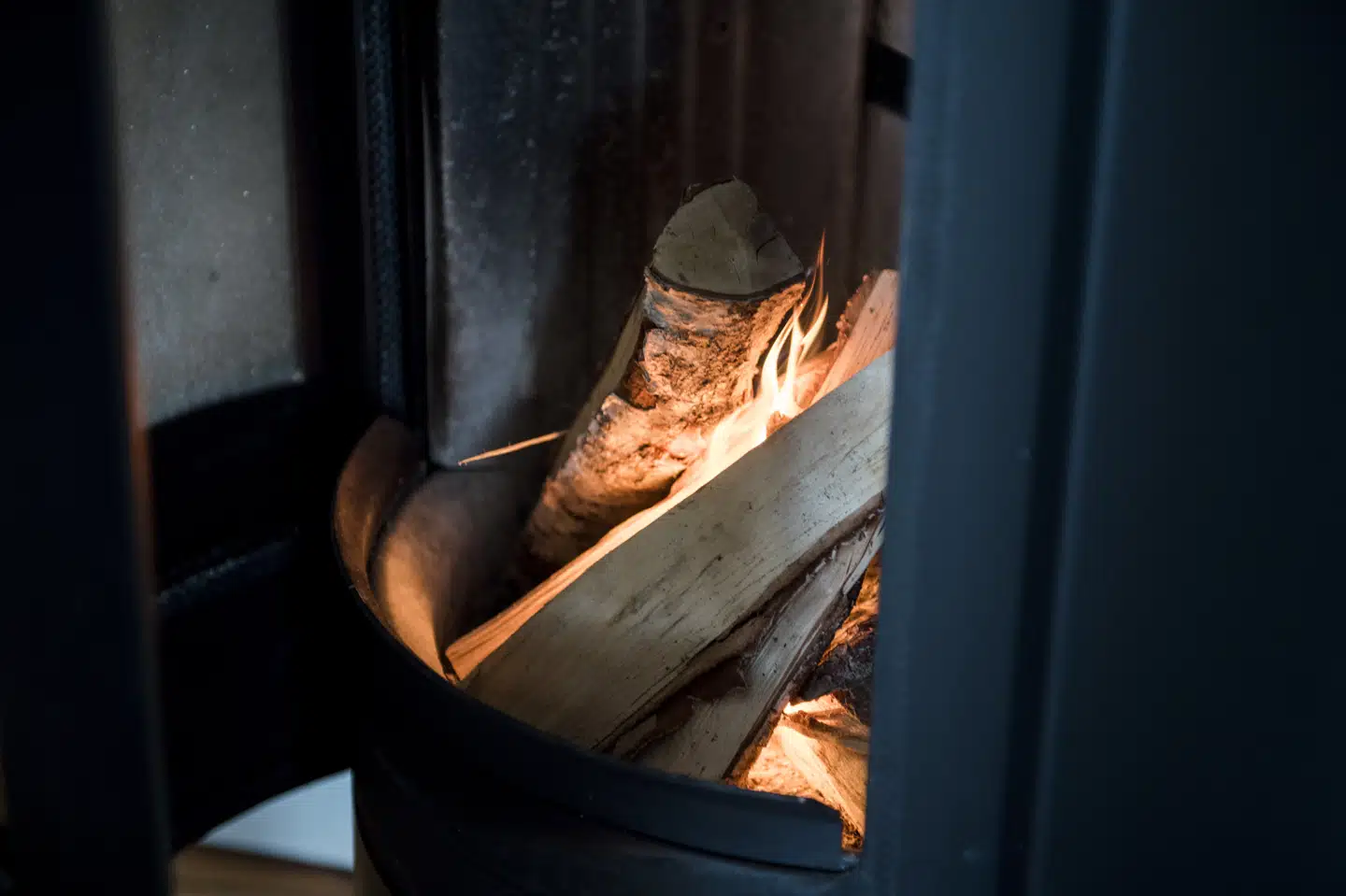 Politikerne bør overveje at forbyde brændeovne i en radius af 100 meter fra boliger med mekanisk ventilation, mener Rådet for Grøn Omstilling. (Arkivfoto) Anne Bæk/Ritzau Scanpix