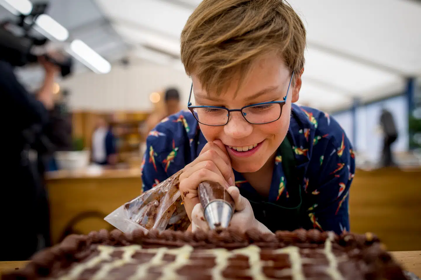 »Det er rørende, at Nora og Malou deler deres kagecreme med William, så hans kage også kan blive færdig under den hemmelige udfordring, og det går lige direkte i hjertekulen når Andreas må smide fem af sine otte cupcakes ud, og begynde helt forfra fordi, de er flydt over.« skriver Aminata Amanda Corr i denne mediekommentar.